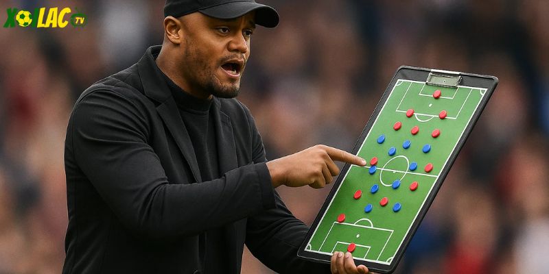 HLV Vincent Kompany, người dẫn dắt Bayern Munich vô địch với chiến thuật thông minh.